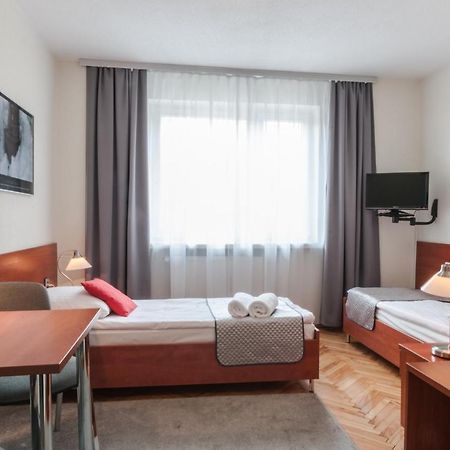 Hotel Komes Скаржиско-Каменна Экстерьер фото