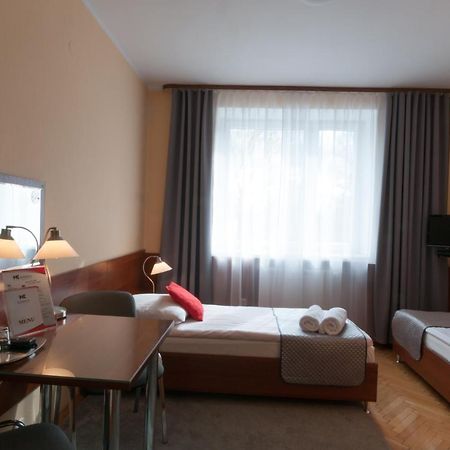 Hotel Komes Скаржиско-Каменна Экстерьер фото