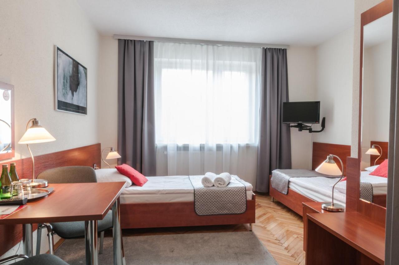 Hotel Komes Скаржиско-Каменна Экстерьер фото