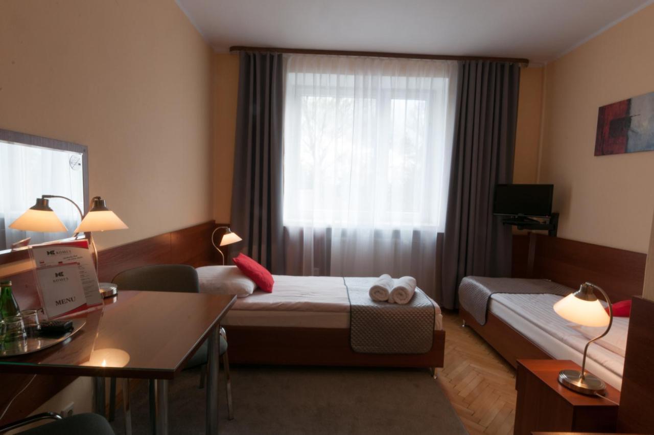 Hotel Komes Скаржиско-Каменна Экстерьер фото