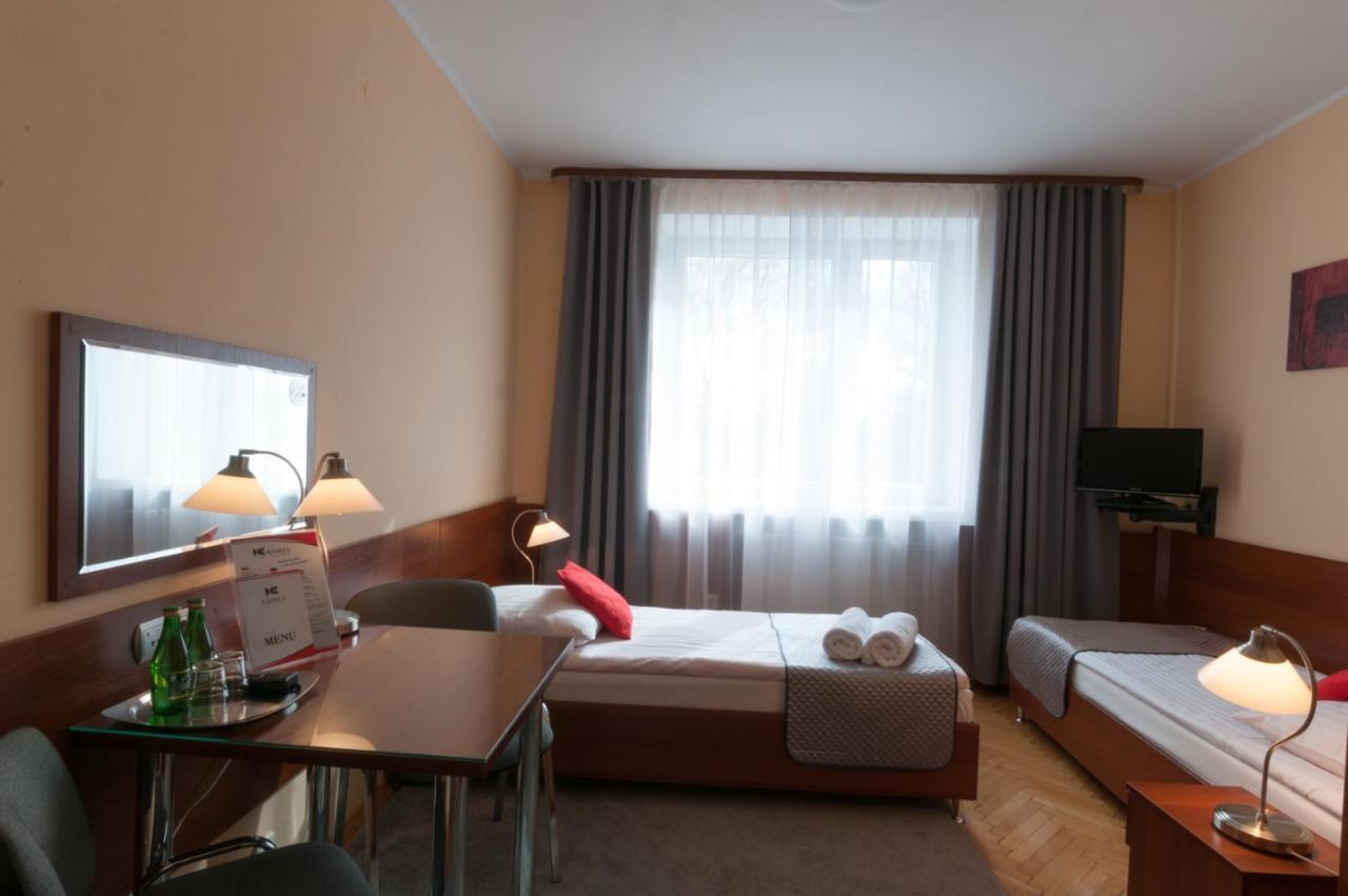 Hotel Komes Скаржиско-Каменна Экстерьер фото