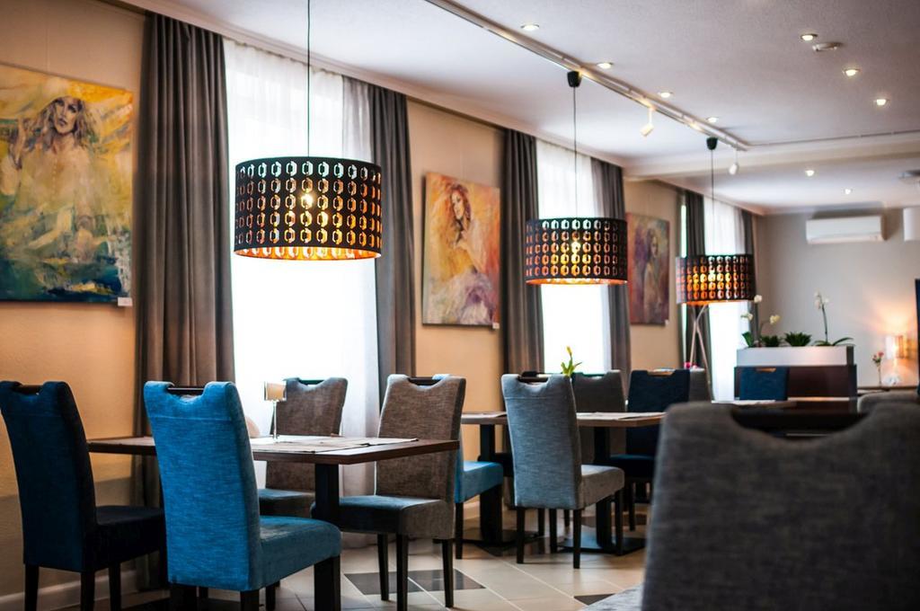 Hotel Komes Скаржиско-Каменна Экстерьер фото