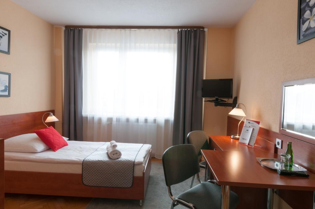 Hotel Komes Скаржиско-Каменна Экстерьер фото