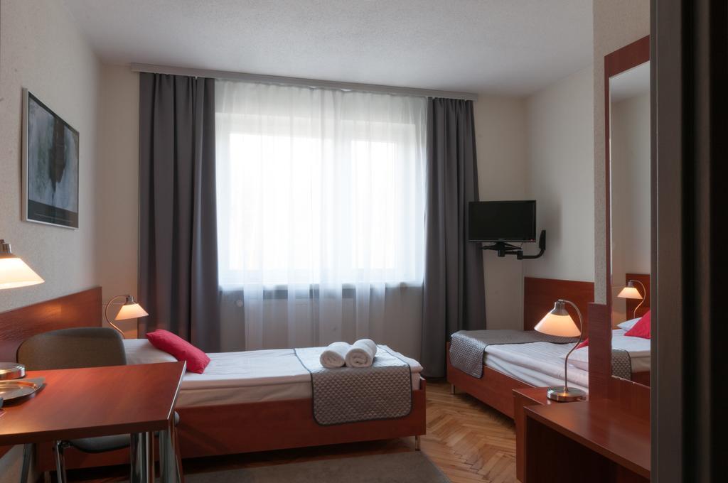 Hotel Komes Скаржиско-Каменна Экстерьер фото