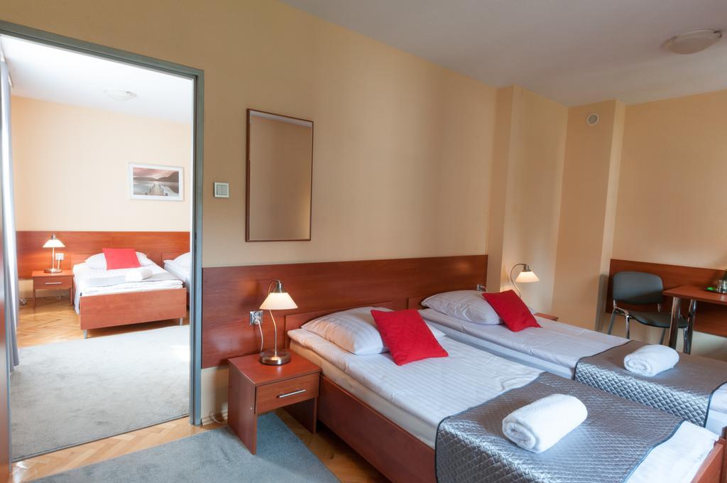 Hotel Komes Скаржиско-Каменна Экстерьер фото