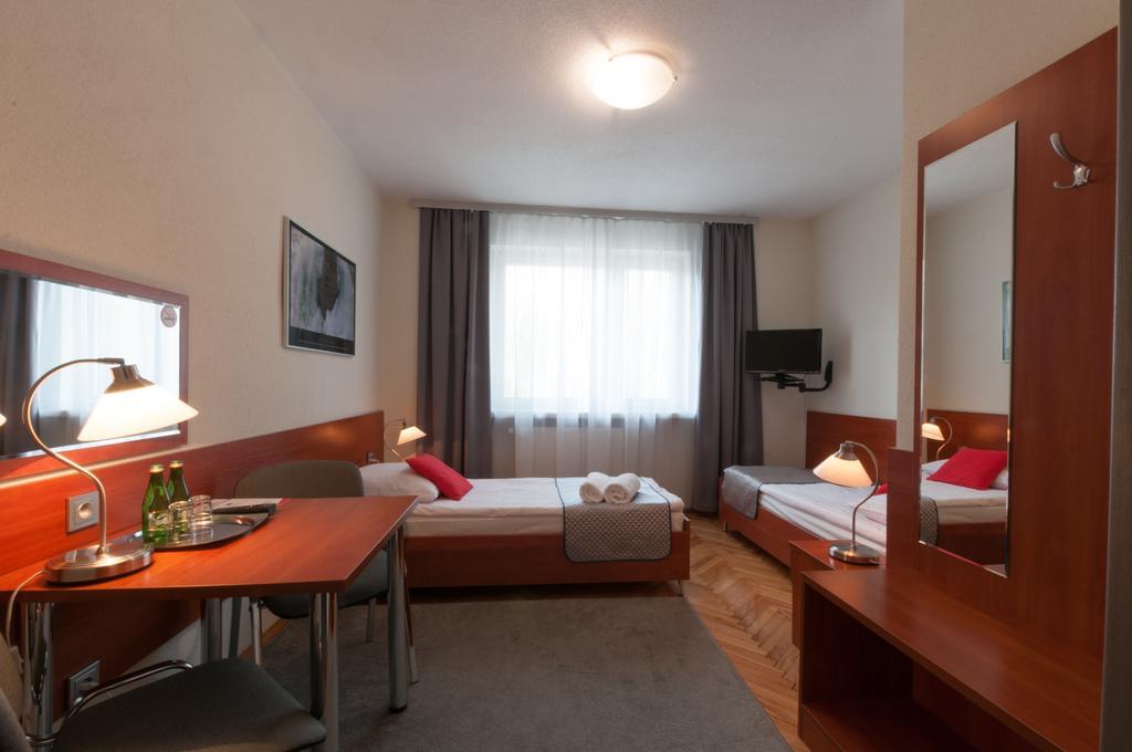Hotel Komes Скаржиско-Каменна Экстерьер фото