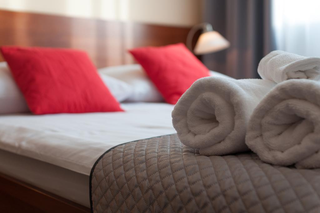 Hotel Komes Скаржиско-Каменна Экстерьер фото