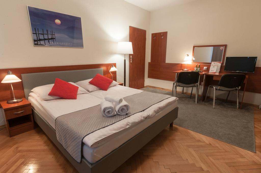 Hotel Komes Скаржиско-Каменна Экстерьер фото